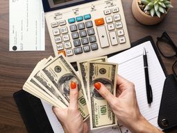 Los analistas esperan que el dólar cierre el mes en 39 pesos y aguardan un dólar apenas por encima de los 40 pesos en diciembre. Los analistas esperan que el dólar cierre el mes en 39 pesos y aguardan un dólar apenas por encima de los 40 pesos en diciembre.