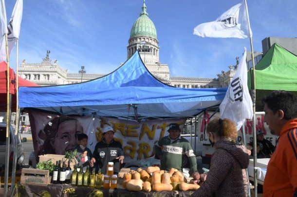 Realizaron una feria popular frente al Congreso por tierra, techo y trabajo