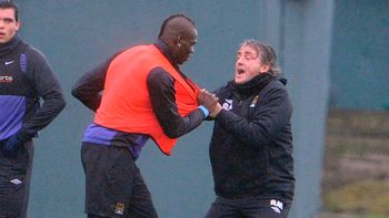 escandalo: mario balotelli y mancini, a las pinas escandalo: mario balotelli y mancini, a las pinas