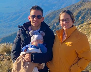 El gendarme Nahuel Gallo junto a su esposa e hijo.