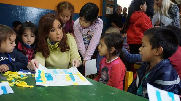 En la Isla Maciel, Cristina se reunió con los curas villeros