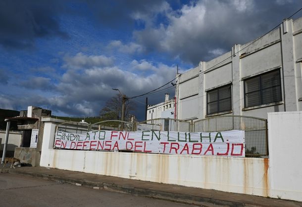El gobierno busca una solución ante el cierre de la planta de FNC para evitar un paro.