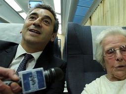 cristina hablo por telefono con una pasajera del tren cristina hablo por telefono con una pasajera del tren