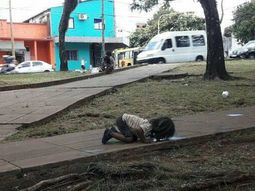 La triste foto de una nena tomando agua de un charco en Misiones