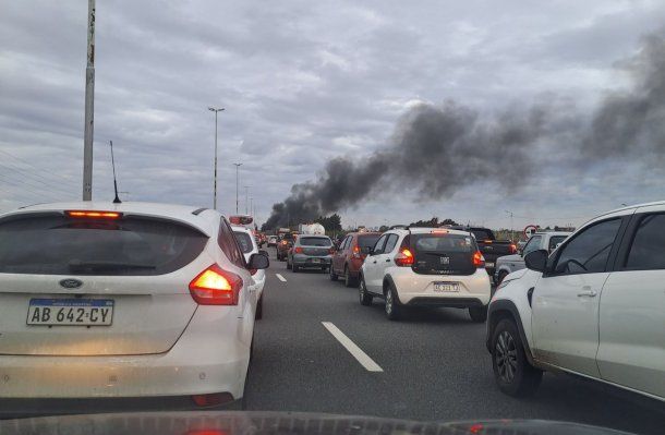 Corte total de manifestantes en la autopista Buenos Aires-La Plata