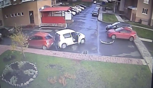 El conductor más torpe del mundo: chocó tres veces en tan solo un minuto