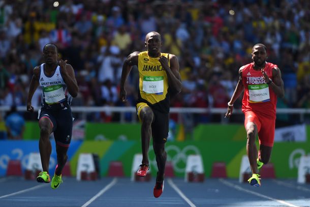 En su primera presentación, Usain Bolt corrió al trote y se quedó con su serie