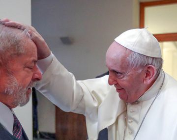 Funcionario de Bolsonaro acusó al Papa de confraternizar con un criminal por recibir a Lula
