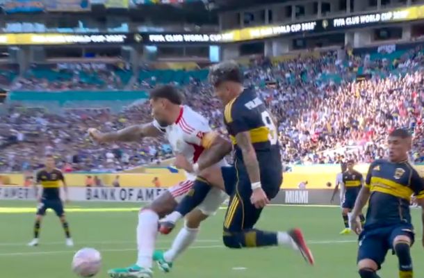 ¿Era falta? El penal que le cobraron a Benfica contra Boca en el Mundial de Clubes 2025