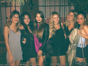 Barbie Vélez con amigas