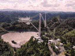 Colapsó el icónico telescopio de Arecibo y apuntan contra el desinterés de Estados Unidos por Puerto Rico