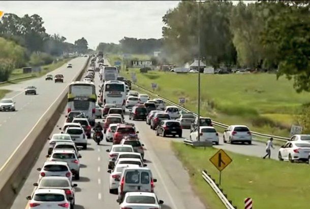 Fin de semana largo con mucho tránsito en la Ruta 2: por qué hay una zona donde colapsa la circulación