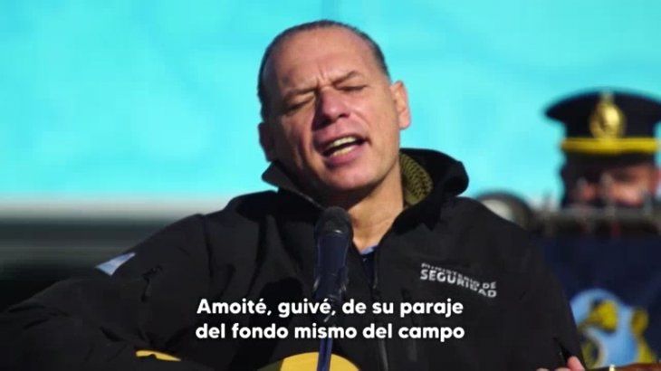Sergio Berni grabo un video recitando y tocando la guitarra en homenaje a los héroes de Malvinas