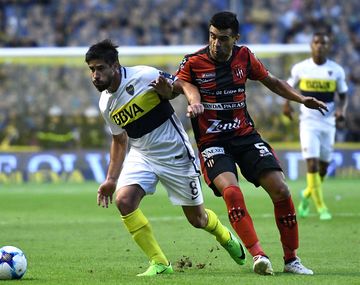 Pablo Pérez, luchando por la pelota ante un rival de Patronato