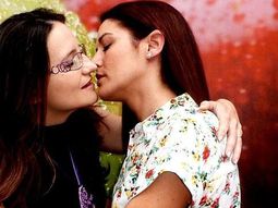 Polémica en España por el beso de dos diputadas para una campaña gay