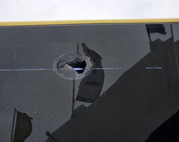 Conmebol abrió un expediente tras el grave ataque de hinchas de U. de Chile al micro de Lanús