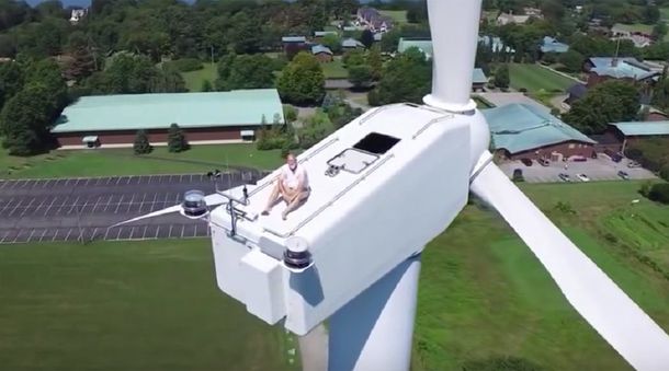 Un drone encuentra a un hombre durmiendo la siesta en una turbina eólica