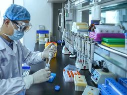 Determinan que la vacuna de Moderna brinda al menos tres meses de inmunidad