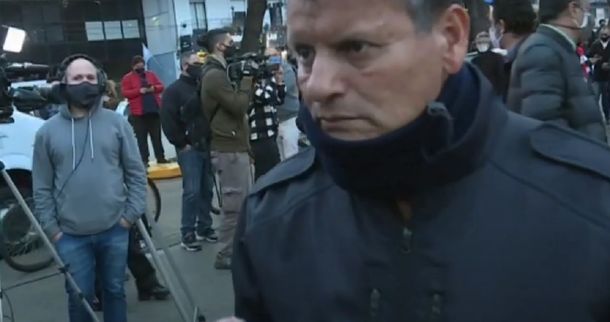 El vocero que quiso entrar a negociar con cámaras a Olivos fue exonerado de la Policía Bonaerense