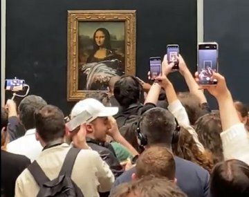 Atacaron a la Gioconda en el Louvre