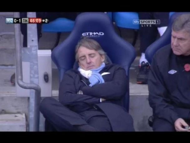 Otro show de Mancini: llegó a la conferencia de prensa con una careta