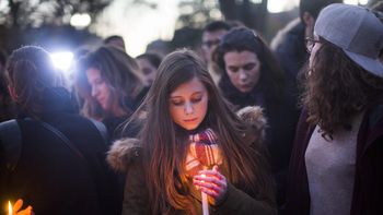 los franceses manifestaron su dolor en la emblematica plaza de la republica de paris los franceses manifestaron su dolor en la emblematica plaza de la republica de paris
