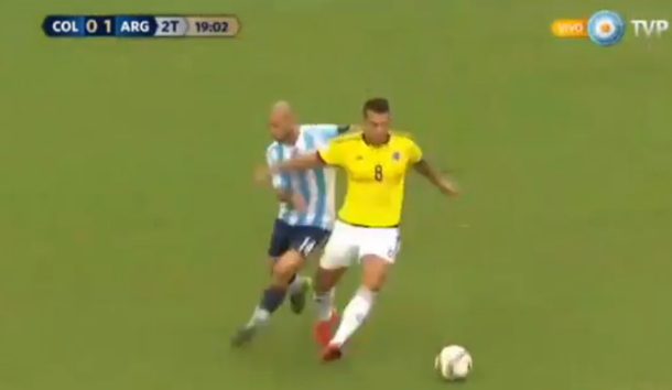 El golpe de Cardona sobre Mascherano que el árbitro no vio