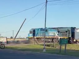 un tren arrollo a un camion en santa fe y el chofer se salvo de milagro un tren arrollo a un camion en santa fe y el chofer se salvo de milagro