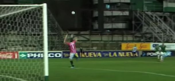 Un papelón: mirá lo que hizo este defensor en la victoria de Ferro