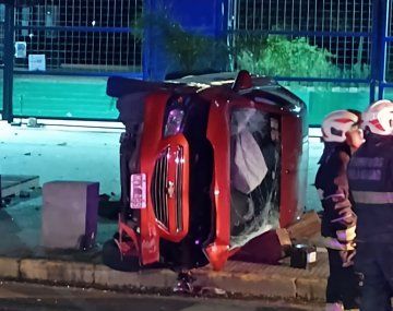 Un Chevrolet Onix chocó con el boulevard, un banco de cemento,impactó contra un poste de luz y volcó.