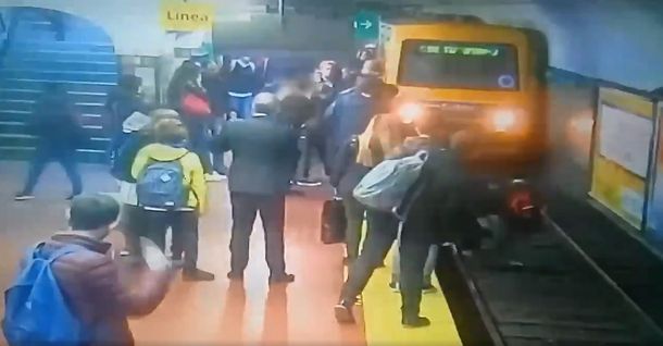 VIDEO: Una mujer cayó a las vías del subte y no la arrollaron de casualidad