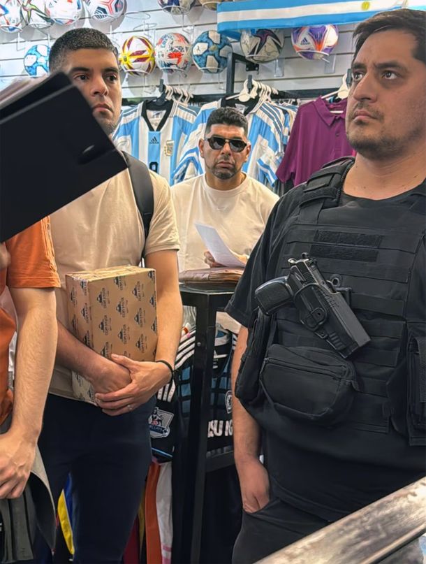 Néstor Ortigoza en el local de ropa deportiva. Néstor Ortigoza en el local de ropa deportiva.