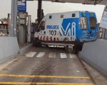 Así se incrustó una ambulancia en un peaje de Ituzaingó