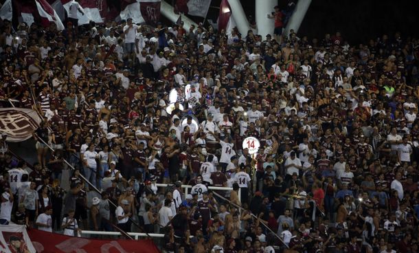 La hinchada de Lanús en el Estadio Ciudad de La Plata