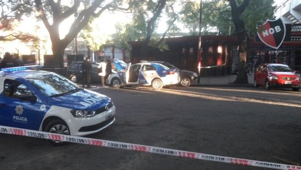 Mataron a balazos a un jefe de la barra de Newells en la puerta del Coloso