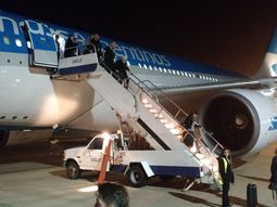 Explotó turbina de avión de Aerolíneas Argentinas (Foto de Twitter) Explotó turbina de avión de Aerolíneas Argentinas (Foto de Twitter)