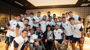 la emotiva visita de la mona jimenez a la seleccion argentina: hubo abrazos y regalos especiales la emotiva visita de la mona jimenez a la seleccion argentina: hubo abrazos y regalos especiales