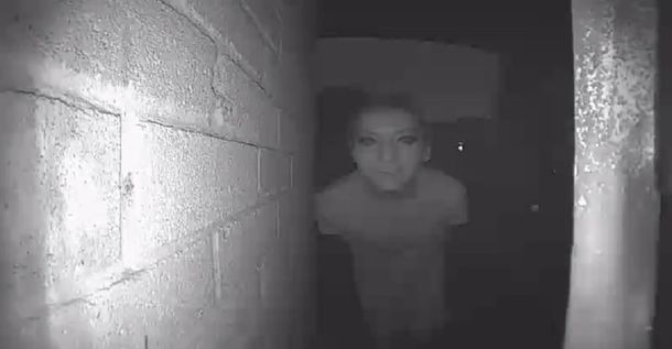 Misterio: publicó la foto de un extraño en la puerta de su casa y desapareció