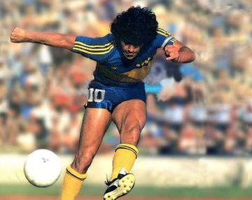 La primera camiseta que Maradona usó en Boca es la segunda mejor de la historia
