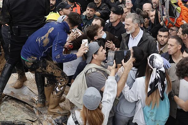  insultaron y lanzaron barro contra los reyes y Pedro Sánchez