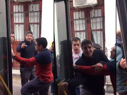 Brutal pelea entre un colectivero y un remisero por un choque Brutal pelea entre un colectivero y un remisero por un choque