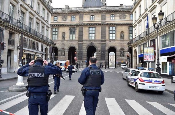 Conmoción en París por un intento de ataque terrorista en el museo del Louvre