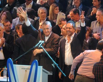 Gioja asumió al frente del PJ y cargó duro contra Macri