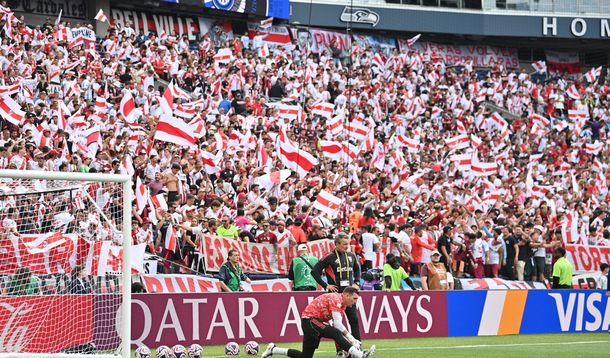Marea roja y blanca: el aliento de River en el Lumen Field en un partido clave por el Mundial de Clubes