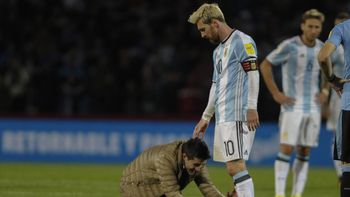 peligro: un hincha entro a la cancha a saludar a messi y casi lo lesiona peligro: un hincha entro a la cancha a saludar a messi y casi lo lesiona