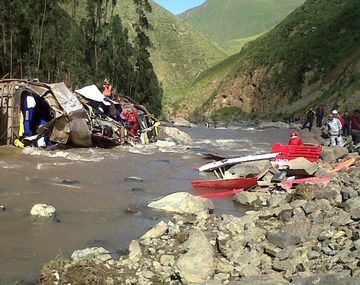 Al menos 25 muertos al caer un micro a un río en Perú