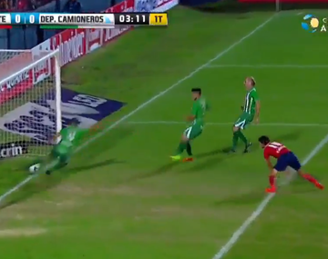 ¿Entró toda la pelota en el arco de Camioneros?