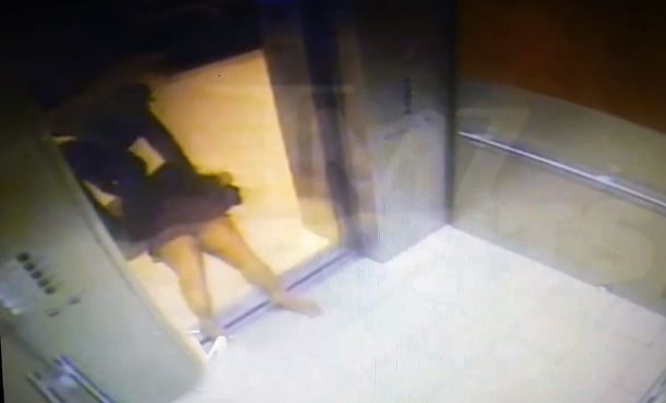 Impactante video: un famoso jugador de NFL noqueó a su mujer en un ascensor