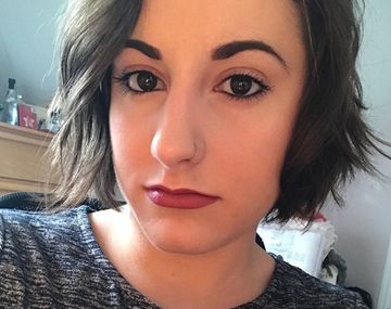 Detienen a una profesora por besar a un estudiante y enviarle fotos desnuda