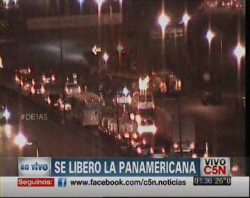El vuelco de un camión provocó demoras en Panamericana